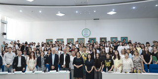 Ein Hörsaal der East Kazakhstan Technical University (EKTU) mit zahlreichen Teilnehmenden.